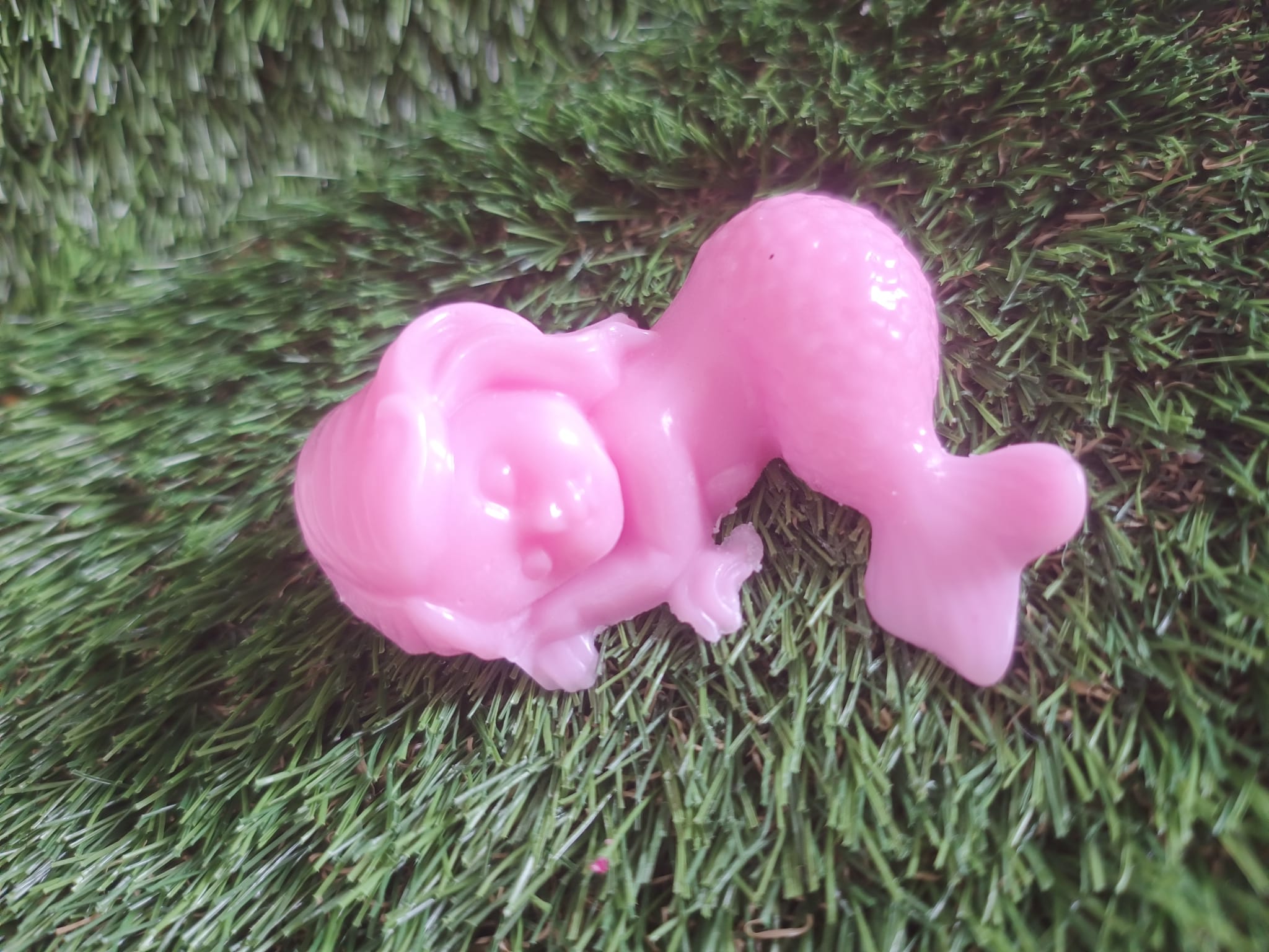 Jabón de glicerina artesanal con forma de sirenita y olor a camomila